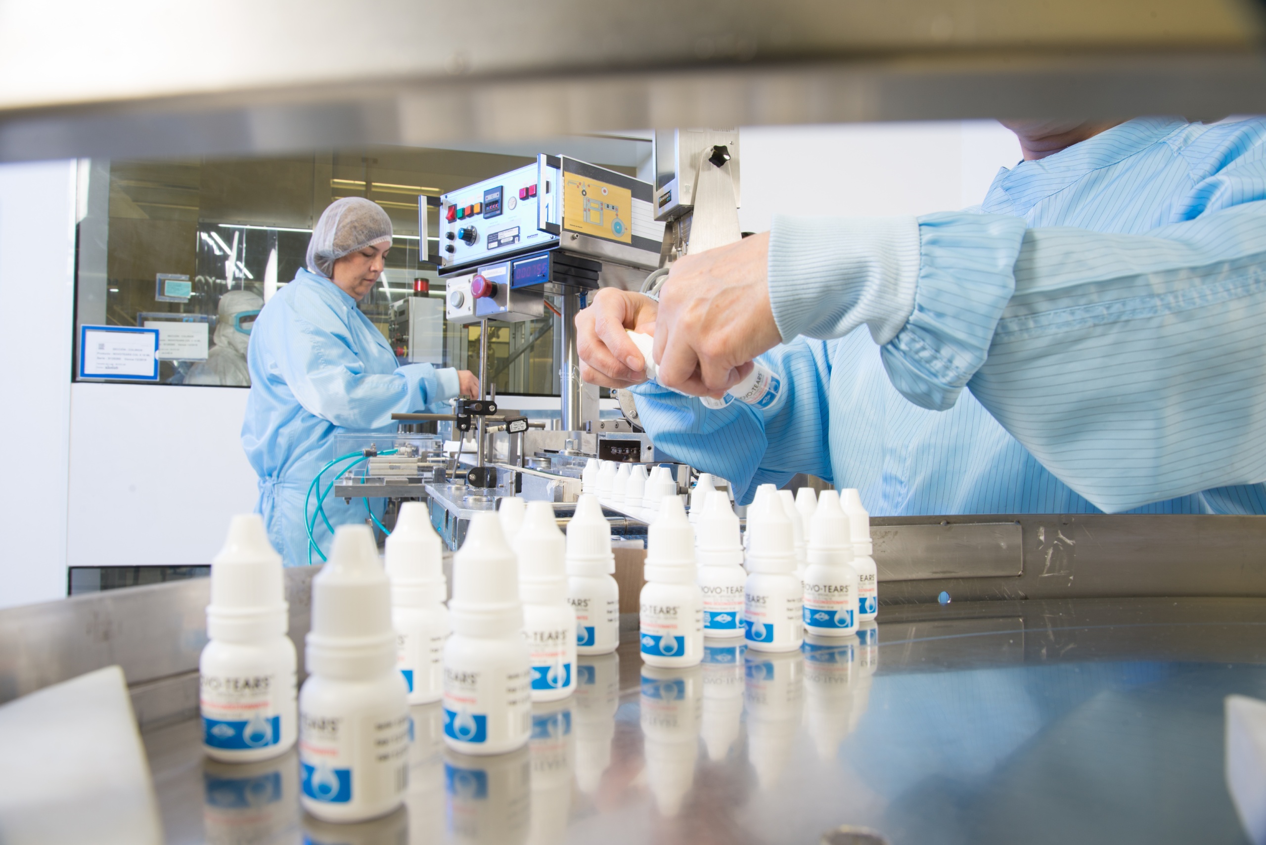 Trabajadores fabricando productos